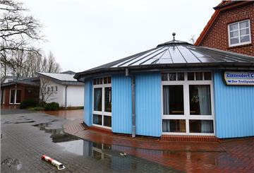 Schule - fast ohne Schüler: Auch die meisten Schüler der Zinzendorfschule in Tossens lernen online zu Hause. Links in der Aula büffelt der Abi-Jahrgang.
