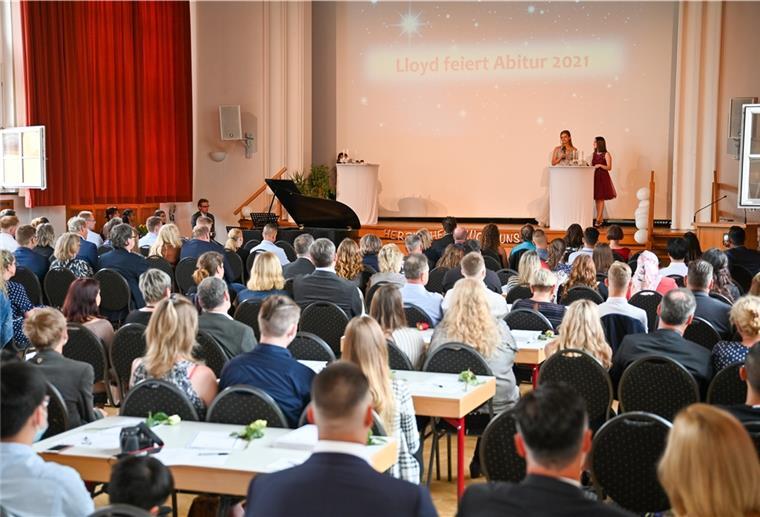 Schulen in Bremerhaven und im Landkreis setzen auf Sicherheit bei Abschlussfeiern. Im Vergleich zum vergangenen Jahr ist dennoch mehr möglich.