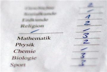 Die Noten für die Fächer Religion, Mathematik, Physik, Biologie und Sport sind auf einem Zeugnis zu lesen