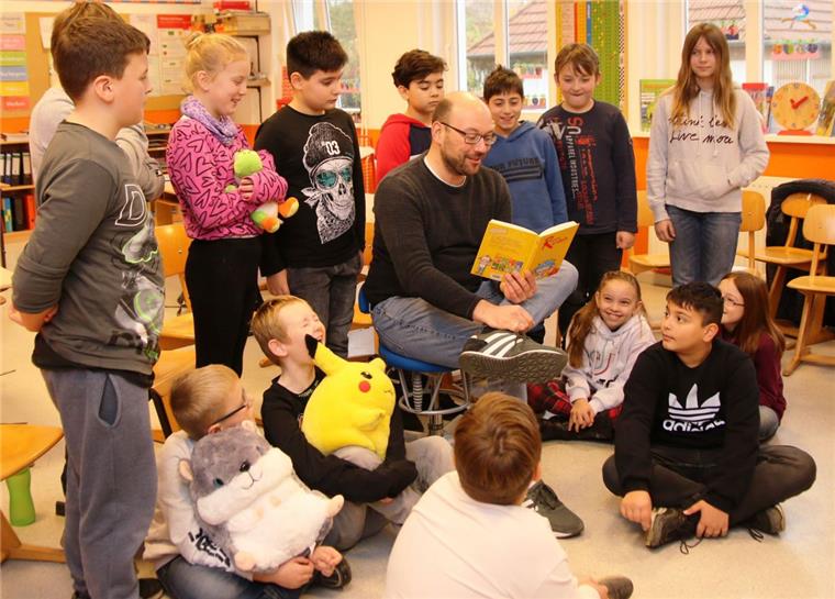 Nordenham: Vorlesen ist nicht nur was für Kinder Schulen und Kindergärten in Nordenham waren gestern ein Ziel von Vorleserinnen und Vorlesern. Kreiszeitungs-Redakteur Frank Lorenz war in der Grundschule Einswarden zu Gast. Ihm und den Viertklässlern gefiel das Buch.