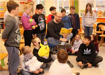Schulen und Kindergärten in Nordenham waren gestern ein Ziel von Vorleserinnen und Vorlesern. Kreiszeitungs-Redakteur Frank Lorenz war in der Grundschule Einswarden zu Gast. Ihm und den Viertklässlern gefiel das Buch. 