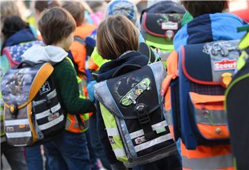 Schulkinder sind ab heute wieder im Straßenverkehr unterwegs.