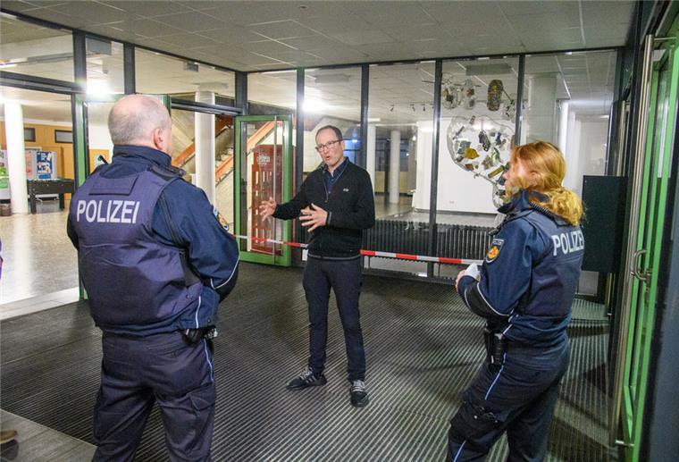 Polizei rückt an: Klima-Aktivisten verlassen Scholl-Schule Schulleiter York Grüninger im Gespräch mit der Polizei.