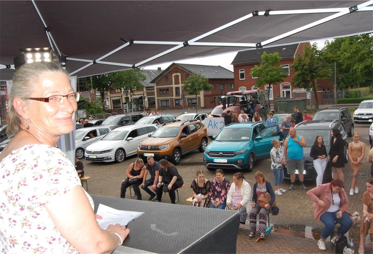 Rodenkirchen: Zeugnisvergabe unter lautem Gehupe Schulleiterin Anja Bode überraschte während der Abschlussfeier per Drive-in auf dem Marktplatz in Rodenkirchen mit einem Grußwort von Angela Merkel, um das sie die Bundeskanzlerin gebeten hatte.