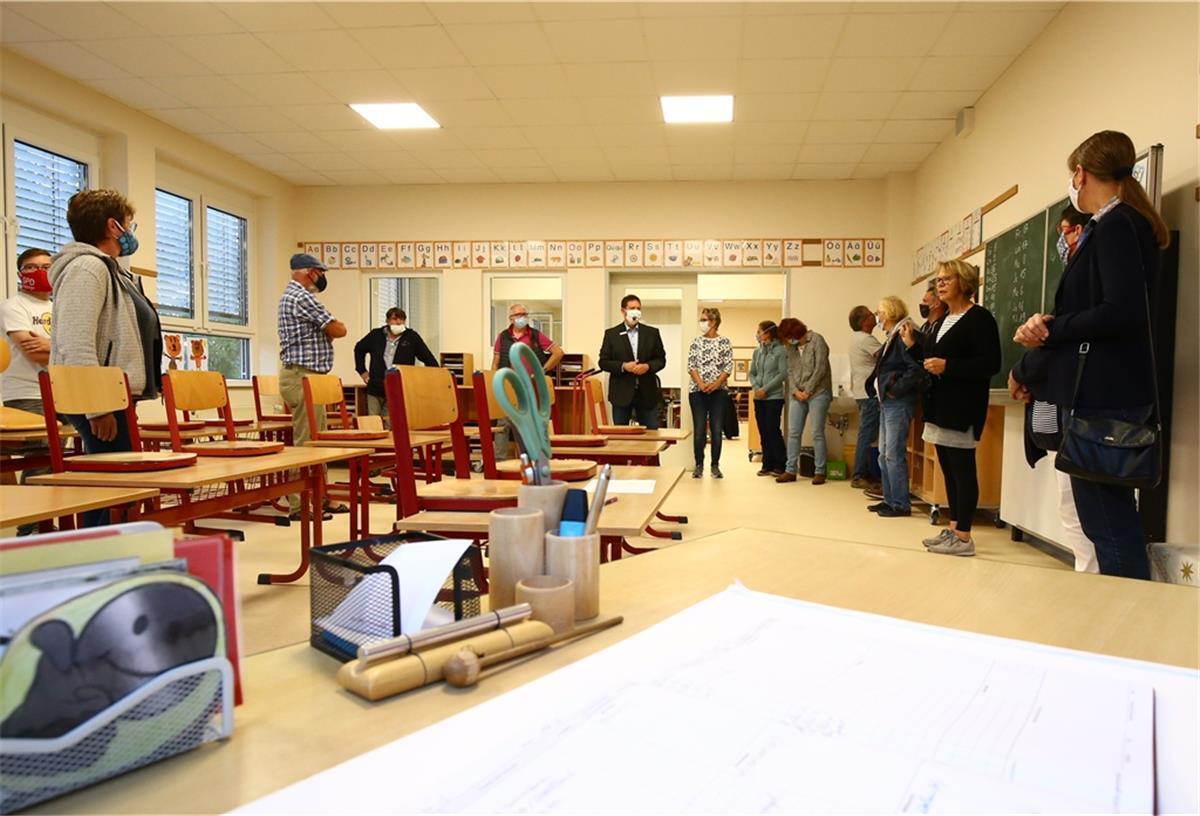 Grundschule Butjadingen surft in die Zukunft Schulleiterin Christine Thaden-Decken (vor der Tafel) präsentiert stolz einen der neu gestalteten Klassenräume.