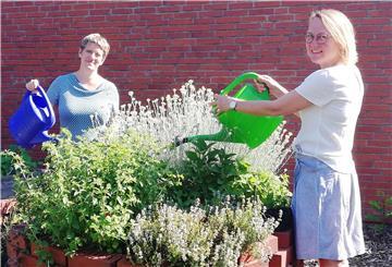 Schulleiterin Mareike Berg (links) und ihre Kollegin Petra Heinemann freuen sich, dass die Förderschule Am Siel in Sachen Umwelt und Nachhaltigkeit Akzente setzt. 