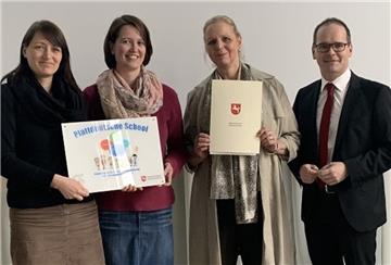Schulleiterin Sandra Pohl sowie die KGS-Lehrerinnen Katja Langwich und Heike Hiestermann (von links) freuen sich über die Auszeichnung von Kultusminister Grant Hendrik Tonne (rechts)