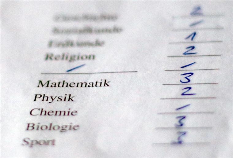 Die Noten für die Fächer Religion, Mathematik, Physik, Biologie und Sport sind auf einem Zeugnis zu lesen.