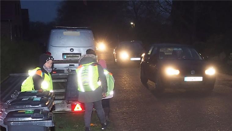 Gefährlicher Schulweg: Autofahrer ignorieren Umleitung in Neuenwalde Schulweg zwischen Mülltonnen, parkenden Fahrzeugen und dem ständig rollenden Verkehr in Neuenwalde.