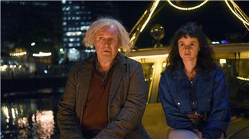 Schutzengel Oskar (Harald Krassnitzer) und seine Auszubildende Mira (Maresi Riegner) in einer Szene des Films „Engel mit beschränkter Haftung“. Die Komödie läuft am 4.12. im Ersten.