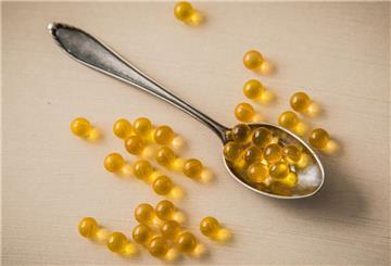  Vitamin-D-Tabletten liegen auf einem Löffel. Viele Menschen leiden still unter einem Vitamin-D-Mangel.