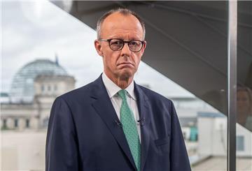 Bundeskanzler Friedrich Merz (CDU) wartet vor der Aufzeichnung des ProSieben/Sat.1-Sommerinterviews im Studio am Pariser Platz.