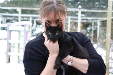 Schwarz wie die Nacht: Birgit Neumann kümmert sich täglich um Maya und die anderen Katzen in der Pflegestelle der Pfotenhilfe in Bexhövede. Foto Albert