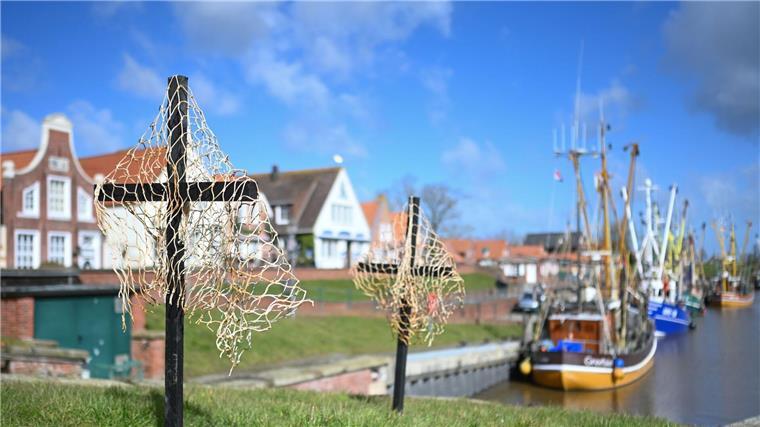 Niedersächsischer Weg als Vorbild für Küstenfischerei? Schwarze Kreuze mit Netzen stehen als stiller Protest der Fischer am Hafen.