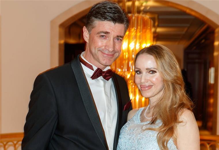 Antrag in luftiger Höhe: Ex-Pornostar Annina Semmelhaack aus Bremerhaven sagt Ja Schweben auf Wolke sieben: Annina Semmelhaack und ihr Verlobter Hagen Reinhold.