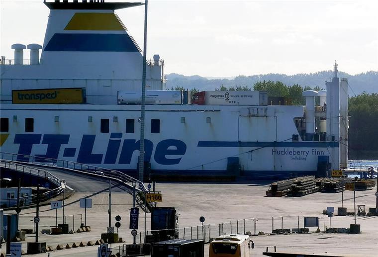 Feuer auf Fähre vor Travemünde - Großalarm im Norden Schwedenfähre „Huckleberry Finn“ nach Brand im Maschinenraum umgekehrt und nach Travemünde zurückgekehrt. Auf der Fähre von Travemünde nach Schweden mit 131 Menschen an Bord hat es am frühen Mittwochmorgen im Maschinenraum gebrannt. Die Besatzung habe das Feuer mit den bordeigenen Brandbekämpfungssystemen löschen können, teilte die Deutsche Gesellschaft zur Rettung Schiffbrüchiger (DGzRS) mit. Die Menschen an Bord mussten das Schiff nicht verlassen; Verletzte gab es nicht. Nach Angaben der Poliz