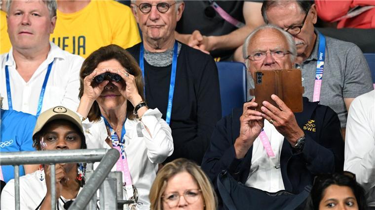 Auszeit, Camping, Tennis mit Nowitzki: Bolls Rentenpläne Schwedens König Carl XVI. Gustaf und Königin Silvia verfolgten den Boll-Abschied auf der Tribüne.