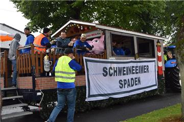 Schweineeimer Spaden: So nennen sich diese Spadener Freunde.