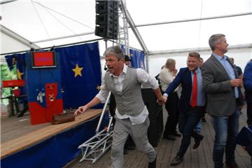 Schweinemarkt in Dedesdorf: Jolante kommt unter den Hammer und die Marktkönigin ...