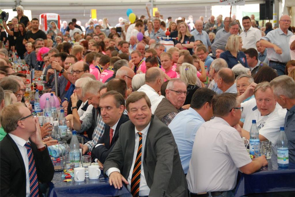 Schweinemarkt in Dedesdorf: Jolante kommt unter den Hammer und die Marktkönigin ...