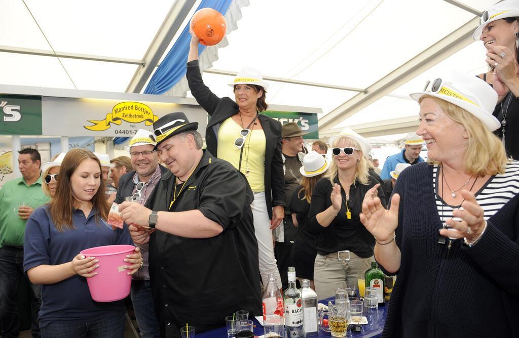 Jonny Voigt bietet für die Sau Jolante auf dem Dedesdorfer Markt.