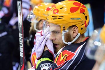 Schweiß abwischen, Durchblick verschaffen: Die Fischtown Pinguins bekommen es beim SWB-Energie-Cup zunächst mit Ritten Sport aus Italien zu tun.