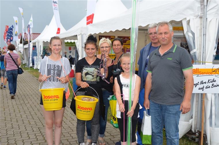 Tarmstedter Ausstellung: Von "nur gucken" bis kaufen Schwer bepackt: An Futter und Reitutensilien sind Tabea Steffens (von links), Fee Franke, Bianka Steffens, Norma Franke, Mia Steffens sowie Frank Richters und Ulf Steffens nicht vorbei gekommen. Knapp 80 Euro haben sie dafür ausgegeben.