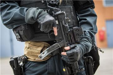 Schwer bewaffnete Polizisten (Symbolfoto) haben in Stade mehrere Cafés und Restaurants nach Drogen durchsucht.