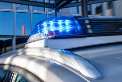 ARCHIV - Ein Blaulicht leuchtet auf dem Dach eines Polizeiwagens. Foto: David Inderlied/dpa/Symbolbild