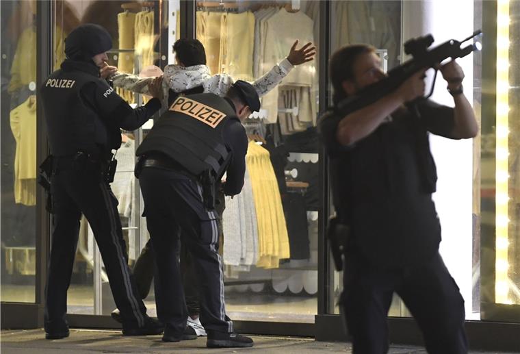 Terrorangriff in Wien: Mindestens vier Tote, 15 Verletzte Polizei kontrolliert Passanten.