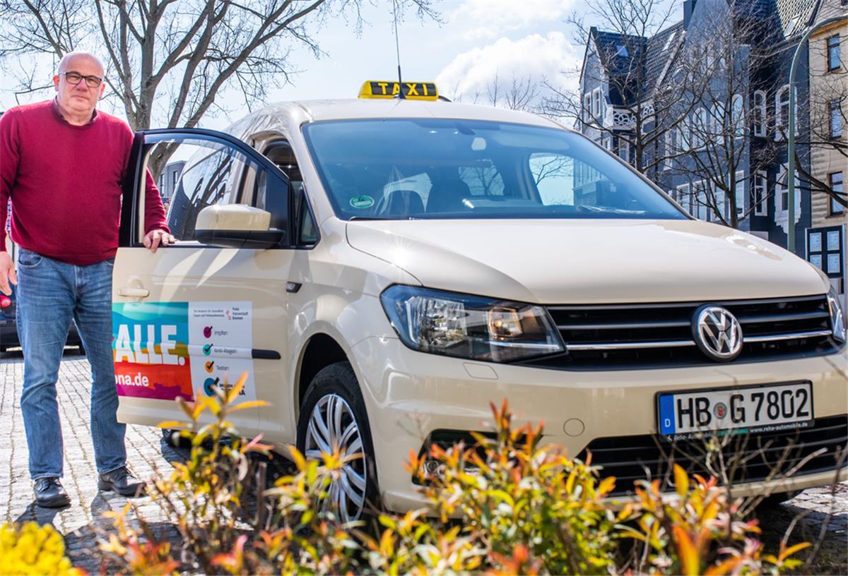 Schwere Zeiten für Taxiunternehmen: Sie wünschen sich die Erlaubnis, die Tarife zu erhöhen. Im Bild: Taxifahrer Gustav Klitsch. Foto: Hartmann