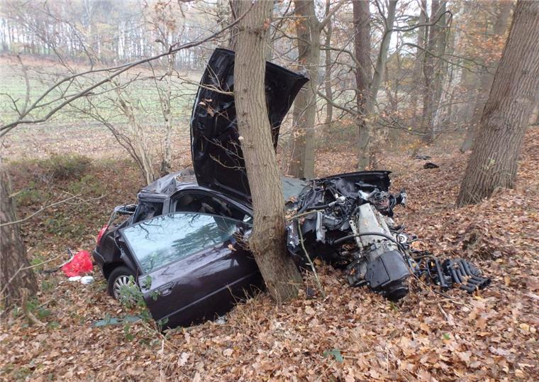 Unfallstatistik: Jeden Tag kracht es 15 Mal im Landkreis Rotenburg Schwerer Unfall an der Landstraße. Immer wieder kommt es im Landkreis Rotenburg wie hier zu so genannten Baumunfällen.