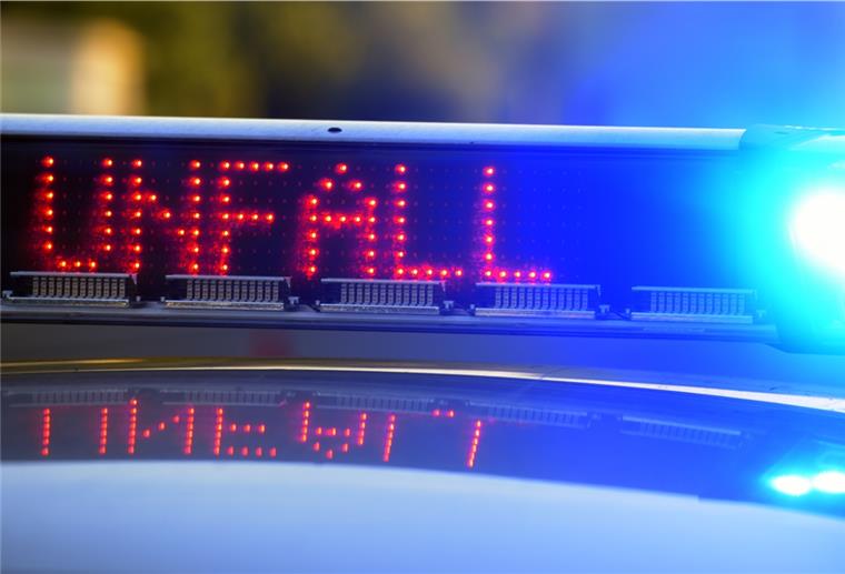 Wesermarsch: Handy am Steuer als Ursache für schweren Unfall Unfall-Schild auf Polizeiauto
