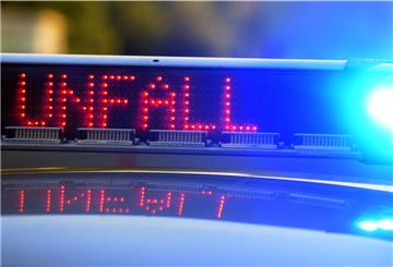 Unfall-Schild auf Polizeiauto