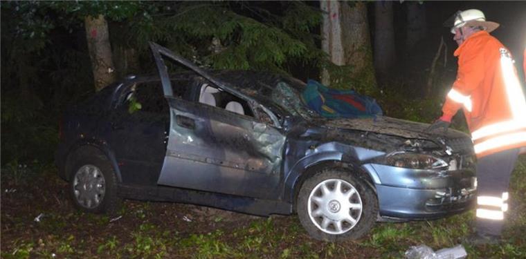Lamstedt: Auto überschlägt sich auf der B495 Schwerer Unfall auf der B495 bei Lamstedt.