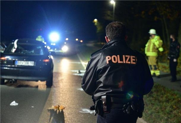 Polizist nachts an einer Unfallstelle.