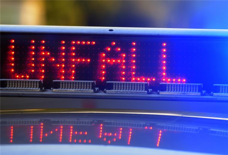 Bayern, Günzburg. Auf einem Polizeifahrzeug warnt auf der Autobahn A8 eine Leuchtschrift vor einer Unfallstelle.