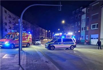 Ein Polizeifahrzeug steht mit Blaulicht auf der Straße.