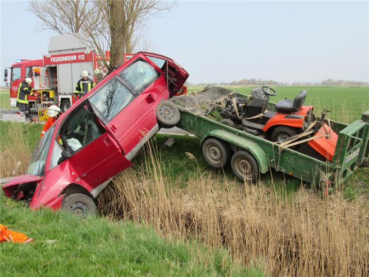 Butjadingen: Fahrer (76) eines Klein-Lkw löst Unfall aus Schwerer Unfall in Butjadingen mit drei Verletzten.