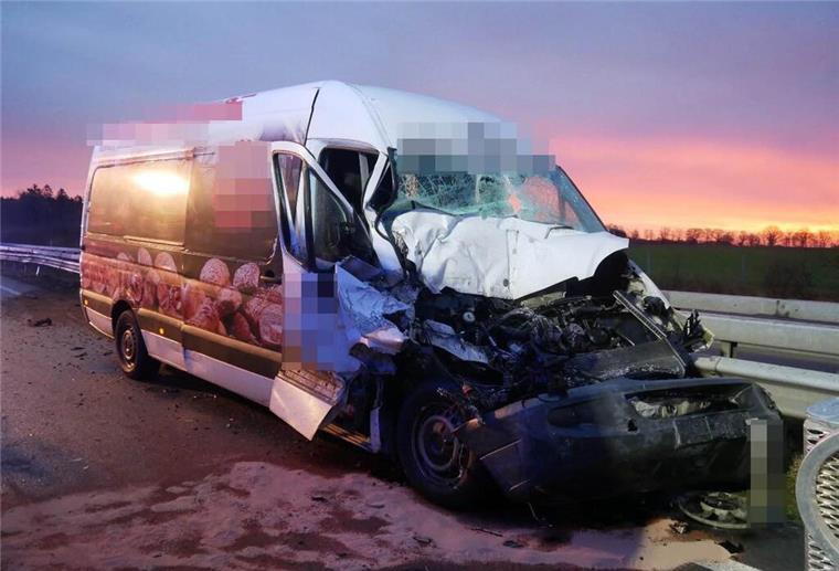 Schwerer Verkehrsunfall auf der A1: Ein Transporter prallte gegen einen Sattelzug, der Fahrer erlitt schwere Verletzungen.