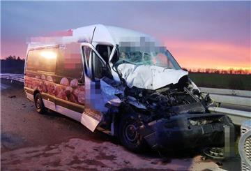 Schwerer Verkehrsunfall auf der A1: Ein Transporter prallte gegen einen Sattelzug, der Fahrer erlitt schwere Verletzungen.