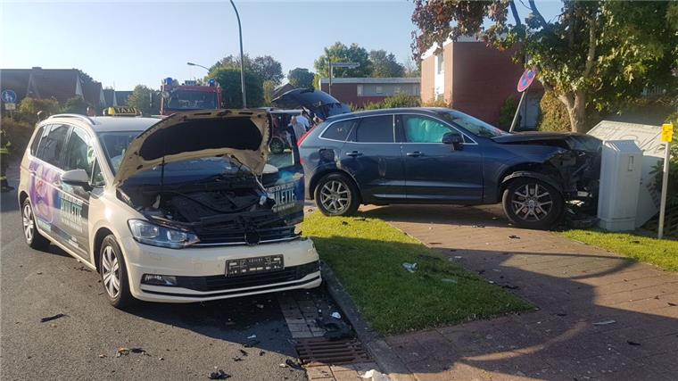Loxstedt: Volvo kracht gegen Internet-Schaltkasten Schwerer Verkehrsunfall in Loxstedt.