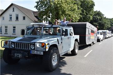 Schweres Gerät: Diese Besucher sind mit einem waschechten Hummer samt Anhänger a...