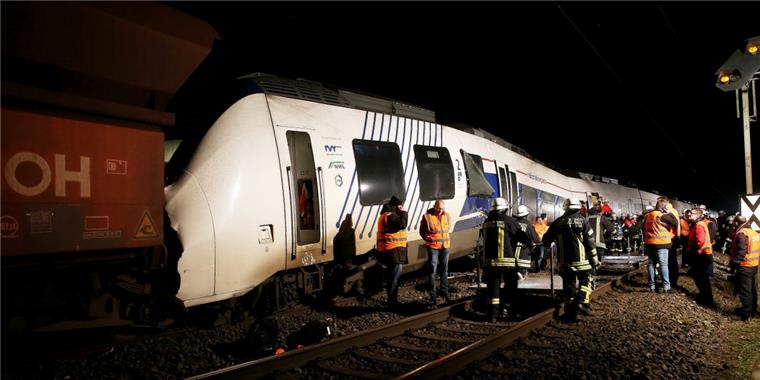 Schweres Zugunglück bei Meerbusch in Nordrhein-Westfalen. 