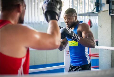 Schwergewichtler Jacob Agbo (rechts) zählt zu den Boxern, die am 29. August beim Kampfabend in der Kolbhalle zu sehen sein werden.