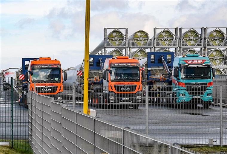 Umleitungs-Ärger am Sonntag könnte bald ein Ende haben: Bund will eingreifen Diese Transporter stehen in Cuxhaven still, weil sie die Umleitung der gesperrten A 27 mit ihrer Ladung nicht fahren können.