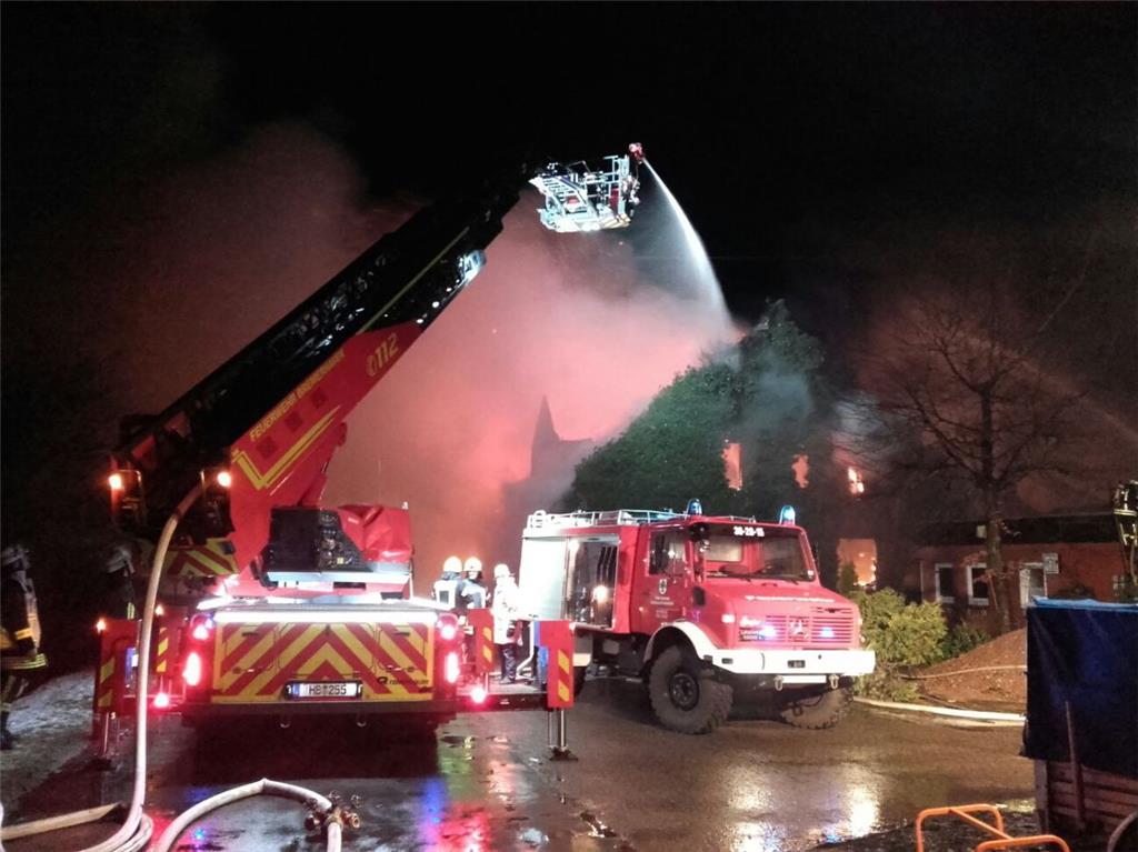 Schwerstarbeit: Die Aufgabe, das Übergreifen des Feuers zu verhindern, forderte ...