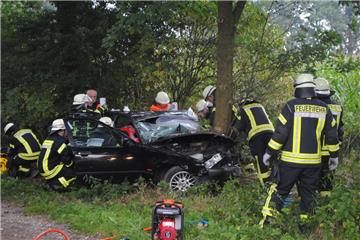 Schwierige Lage: Die Rettungskräfte benötigen eine Stunde, um den 19-Jährigen am Mittwoch aus dem Auto zu befreien.