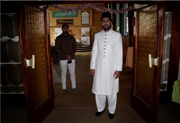 Schwierige Zeiten für die muslimische Ahmadiyya-Gemeinde in Bremerhaven: Vorsitzender Yahya Nabeel und Imam Syed Salman Shah wollen auch in der Coronakrise für die Menschen da sein.