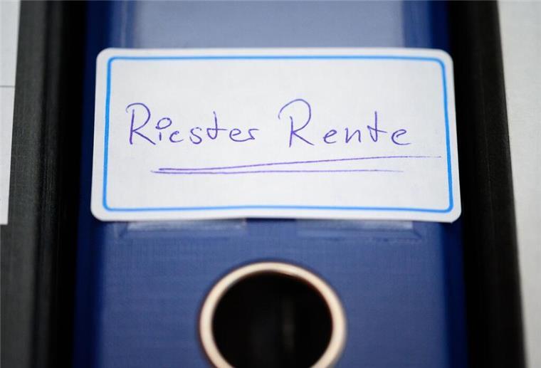 Lohnt sich die Riester-Rente noch? Für diese Gruppen bringt sie bares Geld Ein blauer Ordner mit einem weißen Zettel darauf.